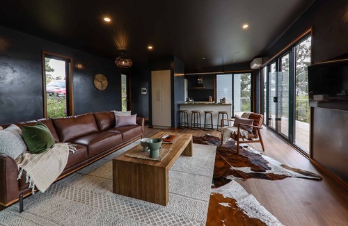 Hepburn Cottage | Perched on an ancient plateau overlooking the entire region