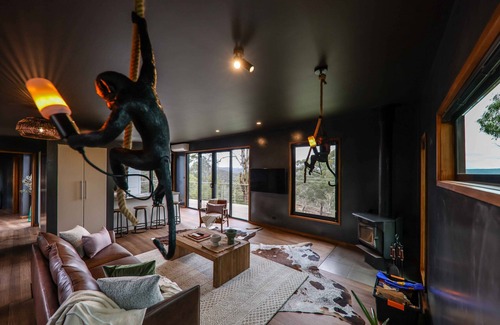 Hepburn Cottage | Perched on an ancient plateau overlooking the entire region
