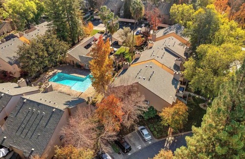 Arden-Arcade Condo | Perfect 2 bedroom 2 bath condo with a pool and gym