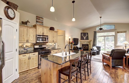 Columbia Falls House | Perfect 3b/3b townhome in Meadowlake with summer hot tub and pool!