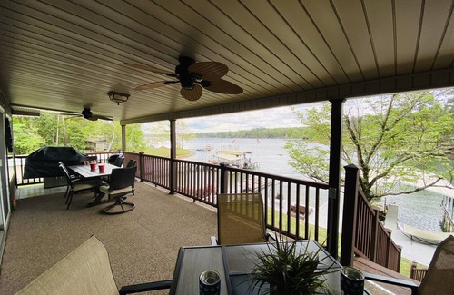 Eclectic House | Perfect 4 bed, 3 bath lake getaway w/amazing views in quiet cove!