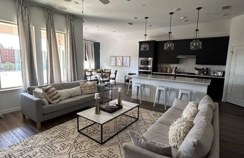 Melissa House | Perfect 4-bedroom building with AC in Melissa
