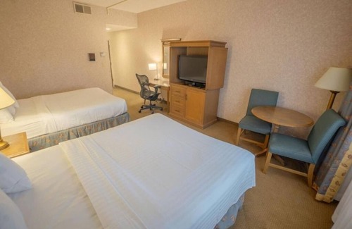Raisin Hotel | Perfect Airport Stop – 4 Relaxing Units w/Shuttle, Onsite Dining
