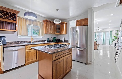 Gambier House | Perfect Alarm Protected Townhouse Near Beach 🏝 & Airport ✈️!