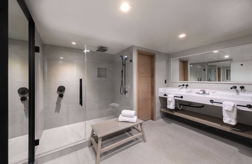 Village of La Jolla Hotel | Perfect Base for Visits to Birch Aquarium & SeaWorld, w/Heated Outdoor Pool!