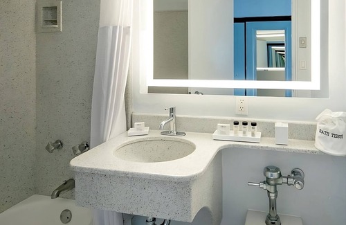 Village of La Jolla Hotel | Perfect Base for Visits to Birch Aquarium & SeaWorld, w/Heated Outdoor Pool!