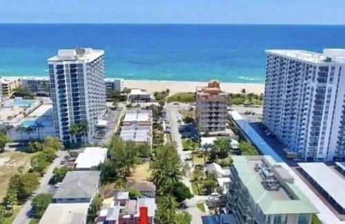 Pompano Beach House | PERFECT BEACH GETAWAY-Las Playas -Walk to Beach, Shops & Dining