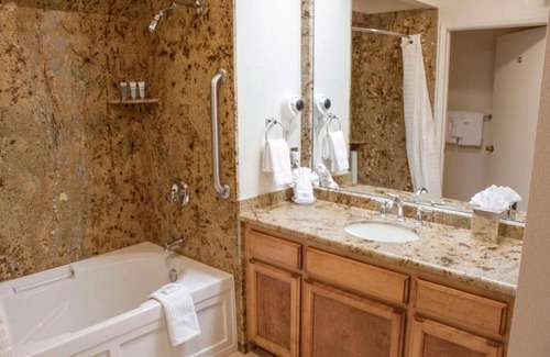 Avila Beach Hotel | Perfect Beach Getaway! Full Kitchen, Free Parking, Steps to Avila Beach Pier