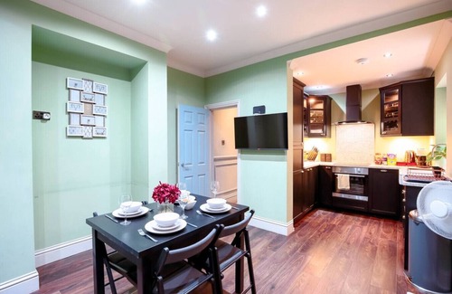 Ferndale Apartment | Perfect Booking | Steps from Brixton Station