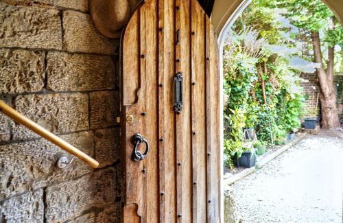 Maidstone House | Perfect Booking The Buttery 500 Year Old Cottage