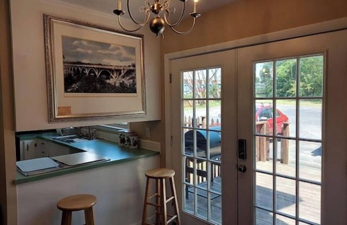 Rosewood House | Perfect commute.lots of room and free parking!