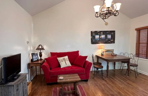 Highlands House | Perfect cottage getaway 10 min walk into townn