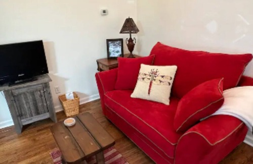 Highlands House | Perfect cottage getaway 10 min walk into townn
