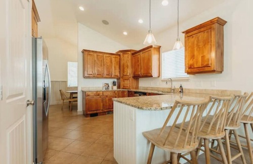 Heber House | Perfect Cottage. Sleeps 11, 5BD, 3BR, Media/Game Room, Large Yard, Fire Pit