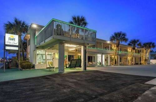 Ocean Drive Apartment | *Perfect Couples Escape*|King Bed|Steps From Beach