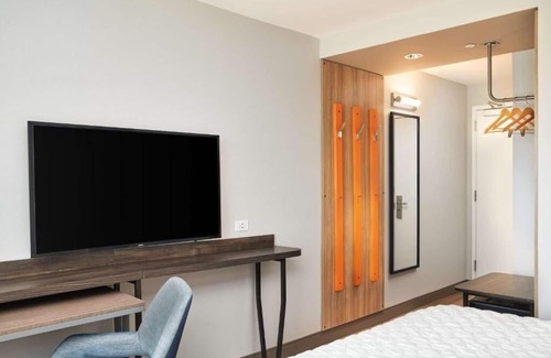 Dania Beach Hotel | Perfect Couple Escape | Steps to Frost Park, Marina, Parking!