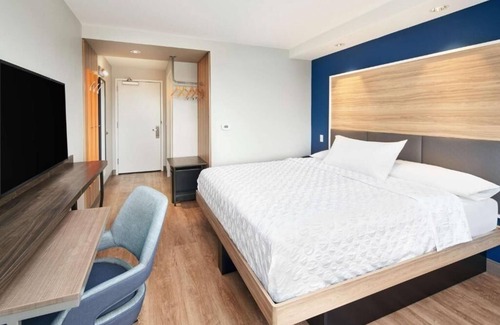 Dania Beach Hotel | Perfect Couple Escape | Steps to Frost Park, Marina, Parking!
