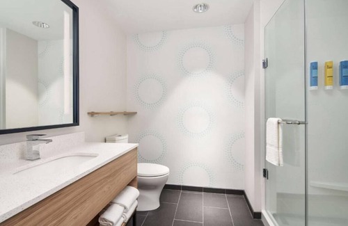 Dania Beach Hotel | Perfect Couple Escape | Steps to Frost Park, Marina, Parking!