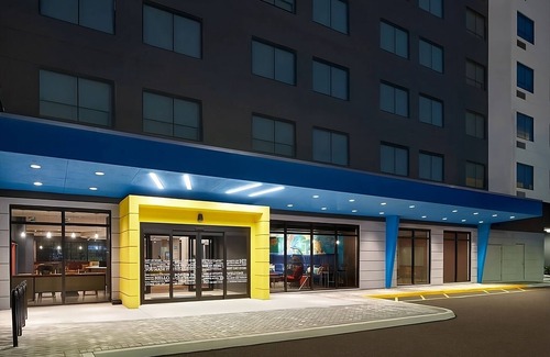 Dania Beach Hotel | Perfect Couple Escape | Steps to Frost Park, Marina, Parking!
