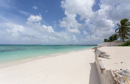 Westward Villas Subdivision Apartment | *Perfect Couple Retreat*Steps from a Private Beach