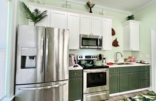 Gulfport Cottage | Perfect Couples Getaway/walk to the Beach
