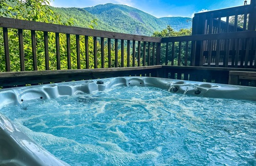 Maggie Valley Cabin | Perfect Couples Retreat – Smoky Mountain View, Hot Tub, Fire Place, King Bed, EV