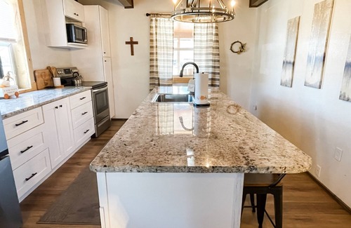 South Fork Cabin | Perfect Family Cabin! 3 Master Suites, Sleeps 10, next to the park!