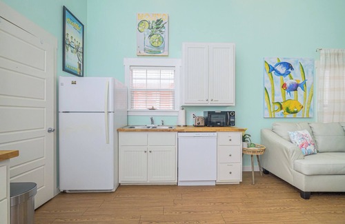 Rockport Cottage | Perfect Family Fun | Pool, King Bed+BBQ+Sleeps 6