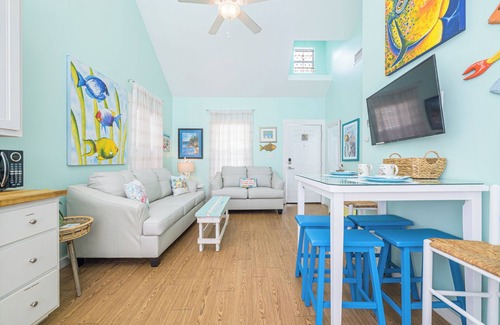 Rockport Cottage | Perfect Family Fun | Pool, King Bed+BBQ+Sleeps 6