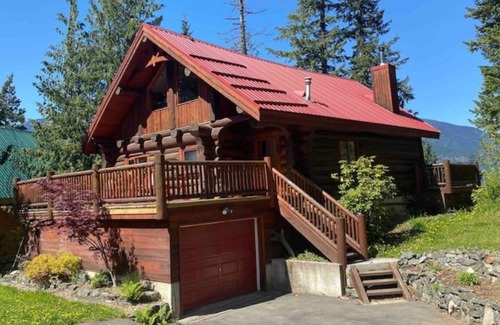 Central Kootenay Cabin | PERFECT FAMILY GETAWAY CABIN SLEEPS 12 WITH PRIVATE BEACH ON KOOTENAY LAKE