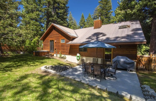 Tahoma House | Perfect Family Getaway-WI-FI-HDTV-Hot Tub-Fenced Back Yard