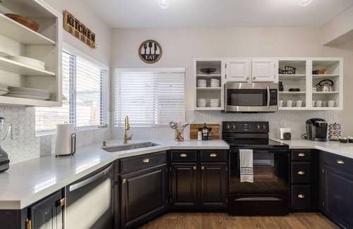 Gilbert House | Perfect Family Haven: 5BR,Heated Pool + Golf Green