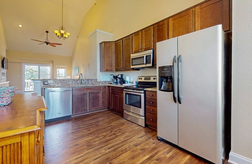 Bermuda Bay Condo | Perfect Family Getaway with Full Kitchen, Wifi and Community Amenities
