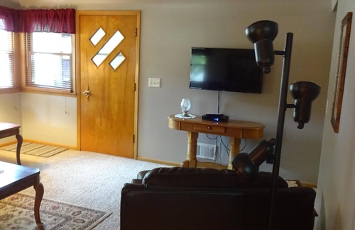 Omaha House | Perfect Family Vacation Home Or Cozy Getaway Located in South Omaha