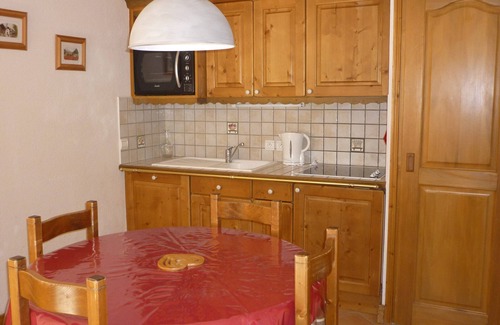 Pralognan-la-Vanoise Apartment | Perfect for Families - South-Facing Balcony, Close to Slopes, Sleeps 6