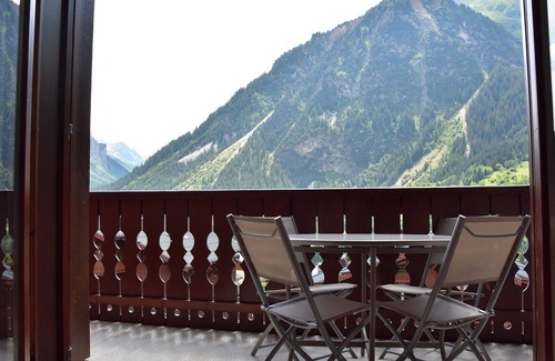 Pralognan-la-Vanoise Apartment | Perfect for Families - South-Facing Balcony, Close to Slopes, Sleeps 6