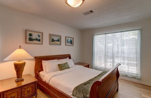 Tomball House | Perfect for Business Professionals