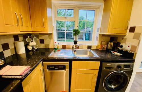 Woking House | Perfect For Contractors & Home From Home Inbetween