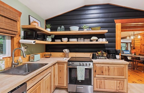 Maggie Valley Cabin | Perfect for couples! Modern, Private + Hot Tub, Fire pit, Fireplace & King Bed
