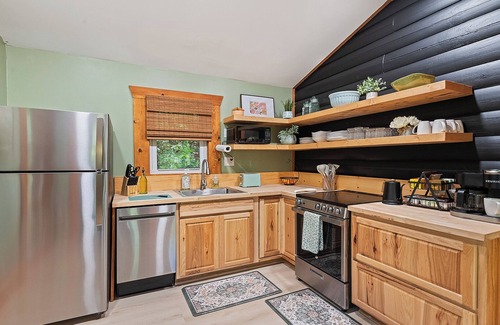Maggie Valley Cabin | Perfect for couples! Modern, Private + Hot Tub, Fire pit, Fireplace & King Bed