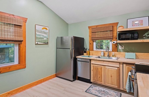 Maggie Valley Cabin | Perfect for couples! Modern, Private + Hot Tub, Fire pit, Fireplace & King Bed