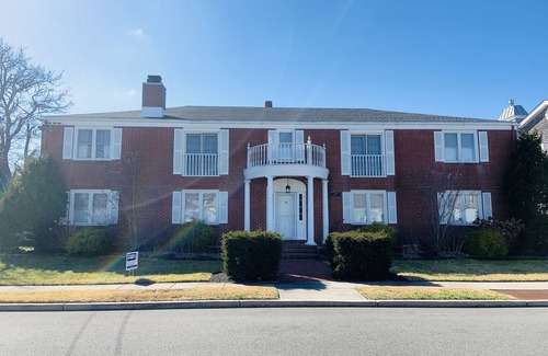 Stone Harbor House | Perfect for families, large groups, weddings. Two blocks to beautiful beaches!