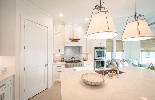 Beachside Village House | Perfect for Families & Groups/Sleeps 14/Large Table Seats 14/+ Full Amenities