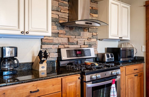 Emigrant Cabin | Perfect for Families Visiting Yellowstone ~ Hot Tub! Splendid Views! Chico