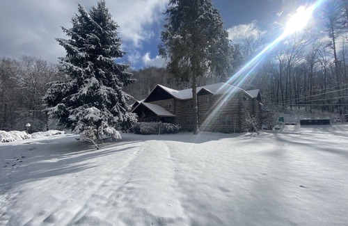 Topton Cabin | Perfect for Family Reunions and Corporate Groups or as a couples getaway