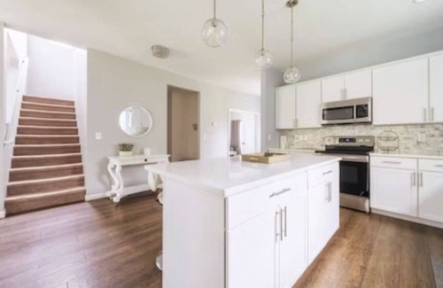 South Haven House | Perfect for Family Vacation Sleeps 22 Hot Tub Private Fire Pit 7BR Game Room