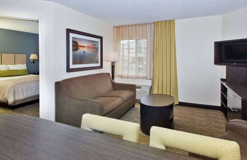 Horsham House | Perfect for Groups! 3 Pet-friendly Units, Kitchen, Free Parking