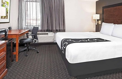 Arsenal House | Perfect for Groups! 4 Units Near Wax Museum, with FREE Bfast & Parking, Pool!