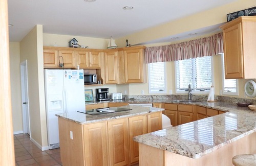 Emerald Isle House | Perfect for Large Families – 6BR with Beach Access & 2 Kitchens