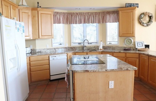 Emerald Isle House | Perfect for Large Families – 6BR with Beach Access & 2 Kitchens